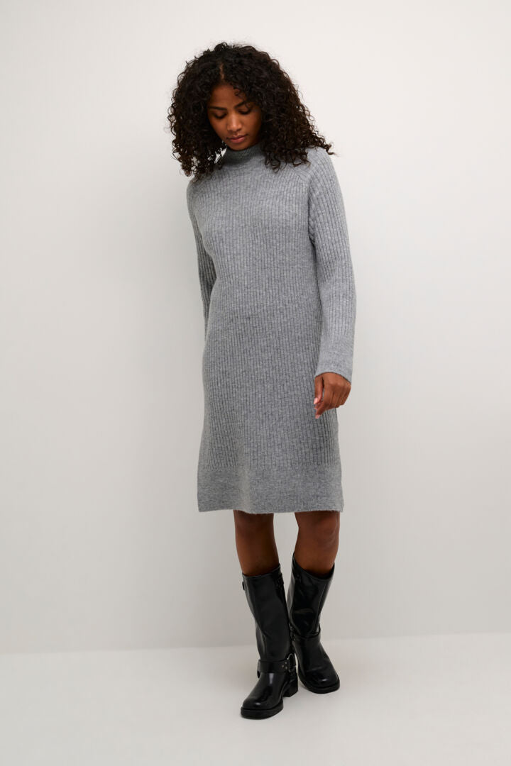 The KArinja dress from Scandi brand KAFFE is a great wardrobe staple for Autumn/Winter. A super soft ribbed knitted dress in the classic grey melange we all love. The knee length piece is a flattering length to wear with boots or casually with a trainer. The long sleeves are straight and slightly wide with a plain ribbed cuff. The Turtle neck fits snug at the neck and there are two side splits. The fit is true to size.