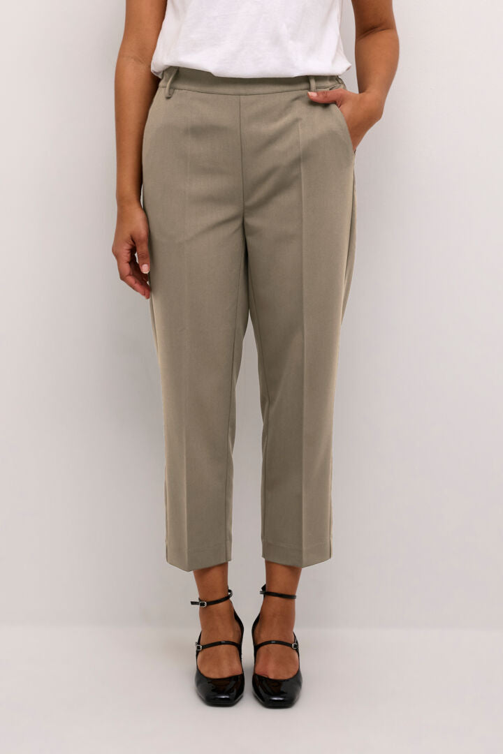 The perfect Winter cropped pants from KAFFE clothing in Denmark. A pull on half elasticated waist trouser with belt loops. Flat fronted with slanted pockets at the front these look great with a Mary Jane style shoe, trainers or boots. A great neutral colour ( darker than the image). The fit is true to size.