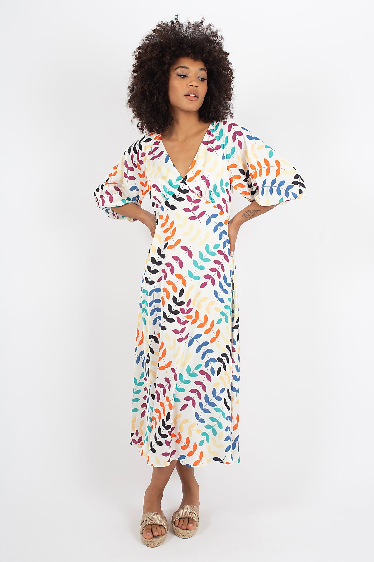 The Gloria form Traffic People in our multicoloured leaf print print is a gorgeous midi dress with a deep V-neck with gathering on the bust, beautiful 3/4 sleeves and elasticated cuffs. The stunning bold fabric makes it the perfect statement piece for Spring/Summer. The fit is true to size.