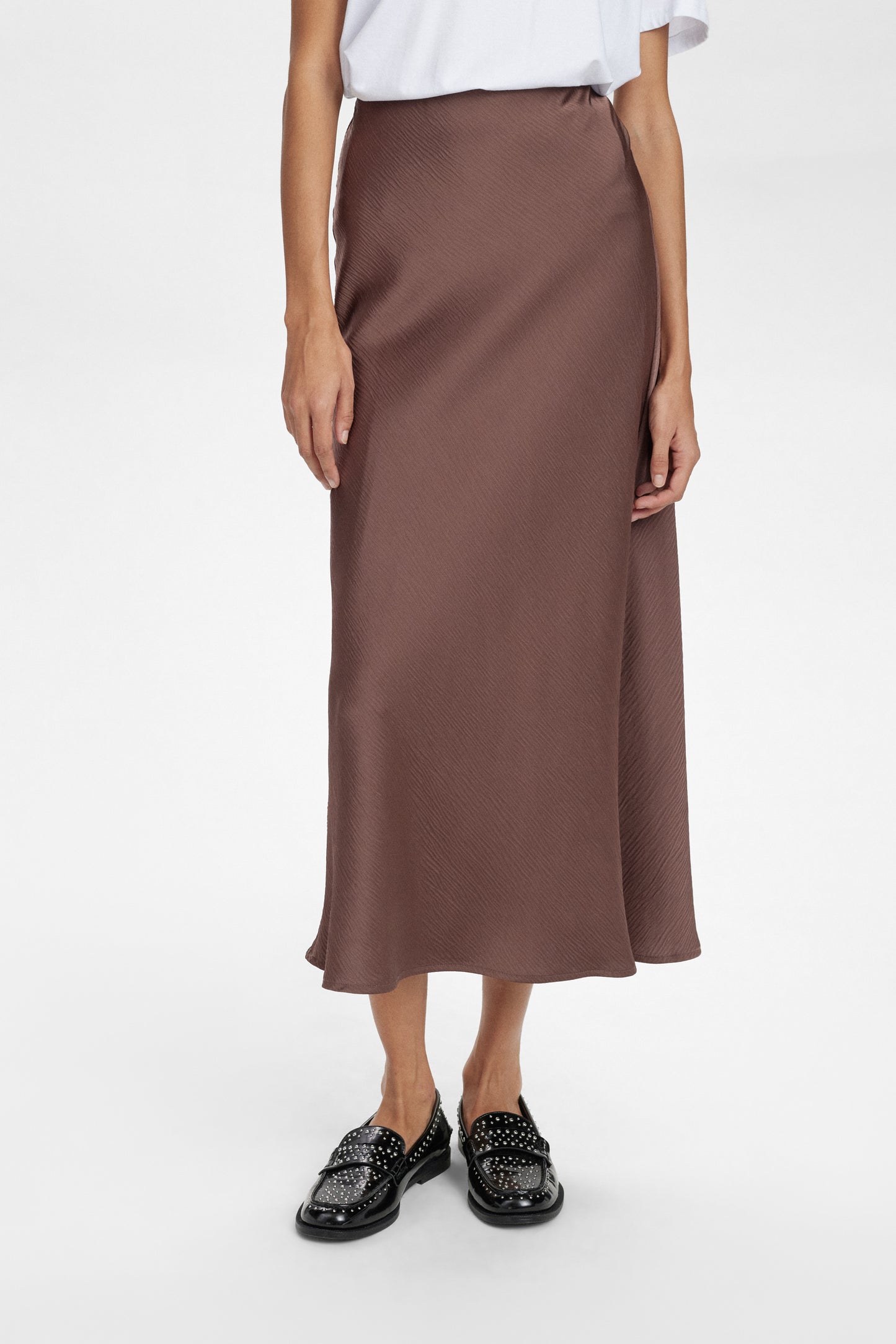 WE adore this silky feel slip skirt from Scandi Brand NUMPH. A statement wardrobe piece that will take you anywhere. Style with the matching top or a fine knit for a luxurious look. The pull on elasticated waist piece is cut slightly on the bias and is easy to wear.