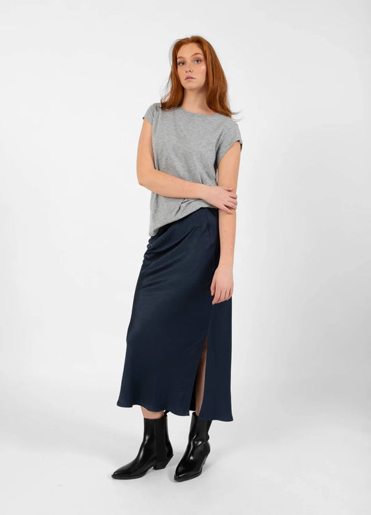 Skyler from CC Heart is a knee-length skirt made of soft and glossy fabric. A versatile and classic favourite for all year round. Great paired with a chunky knit for the colder months or with a T for the transition from Summer.