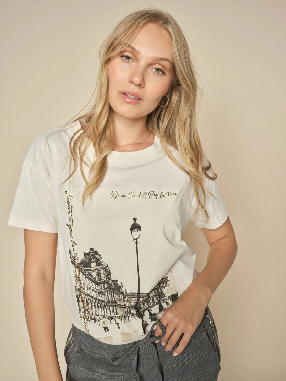 Elevate your casual style with this organic cotton tee from Scandi brand Mos Mosh, showcasing a captivating Louvre photo print and gold foil lettering. Finished with our signature gold coin detail, it pairs effortlessly with tailored pieces and sneakers for a chic look. The fit is oversized.