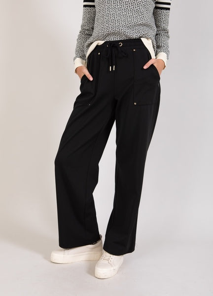 With their modern design and comfortable fit, these pants from Coster Copenhagen are sure to become a favourite in your wardrobe. A special detail of the pants is the rivet detailing on the pockets, which adds a unique and raw touch to the design of the pants. This gives the pants an extra edge and makes them a stylish for any occasion.