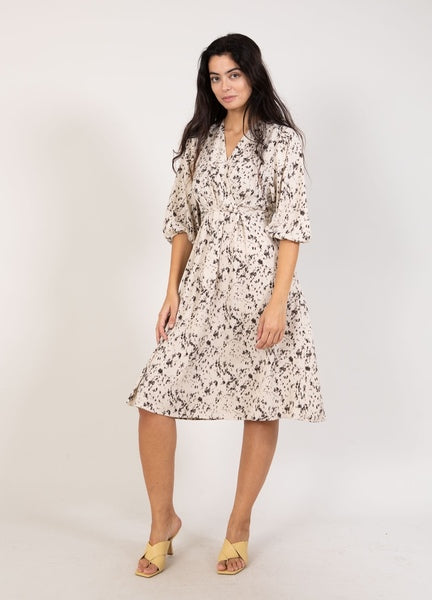 The sprinkle print dress from Coster Copenhagen is an elegant and stylish dress that will add a touch of lightness and femininity to your wardrobe. The cut of the V-neck adds a flattering and feminine look that accentuates your neck and collarbone. You can add a beautiful necklace to complete your look. Fit is true to size.
