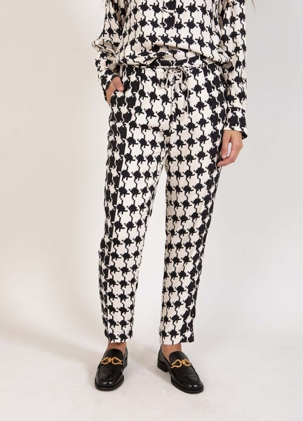 With their houndstooth print and sophisticated details, these pants from Coster Copenhagen are a must-have for any fashion-conscious woman. Pair them with a simple blouse and a pair of stylish shoes for a sleek and modern look that will impress everyone.