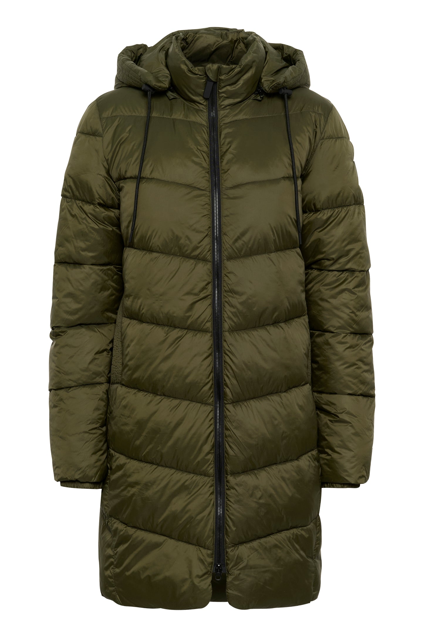 The KAsusanne coat from Scandi brand KAFFE is a warm puffer coat with a sporty look. It has a high collar and a detachable hood, and it has a zipper fastening. The sleeves are long with elastic cuffs, and the coat is cut at the mid-thigh. It has slanted front pockets, and it is quilted in a wide chevron pattern.