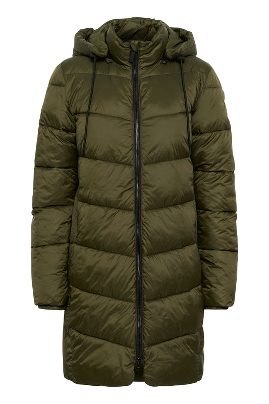 The KAsusanne coat from Scandi brand KAFFE is a warm puffer coat with a sporty look. It has a high collar and a detachable hood, and it has a zipper fastening. The sleeves are long with elastic cuffs, and the coat is cut at the mid-thigh. It has slanted front pockets, and it is quilted in a wide chevron pattern.