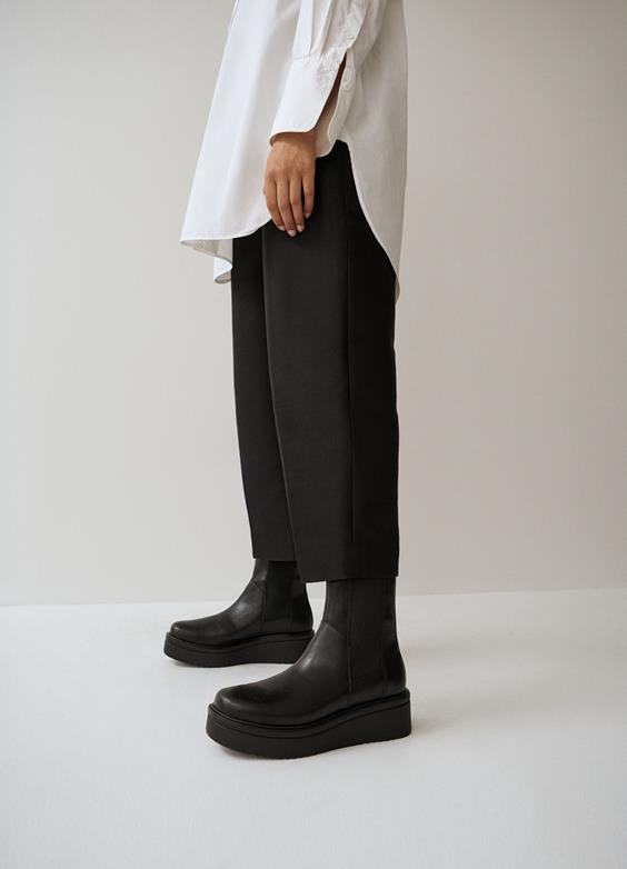 Meet Tara, the go-to statement boots from Vagabond. This modern take on the classic Chelsea boot is made from smooth black leather set on a chunky, yet light, flatform sole measuring 55 mm. Details include elasticated inserts and pull tabs back for easy wear and removal.