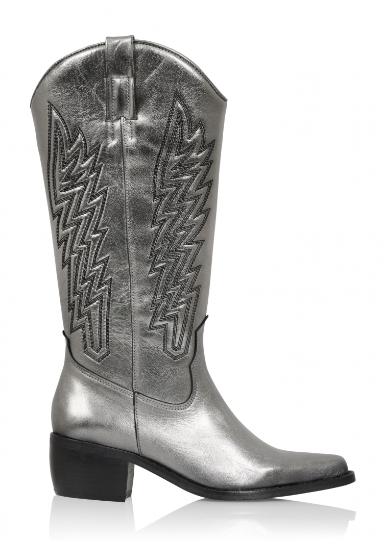 New from DWRS! The Colombia western boots. The leather western boot in the colour Steel has flame details on the side, a small zipper on the inside and a nice fit. How do you rock the Steel cowboy boot? Style with a dress for a boho look.