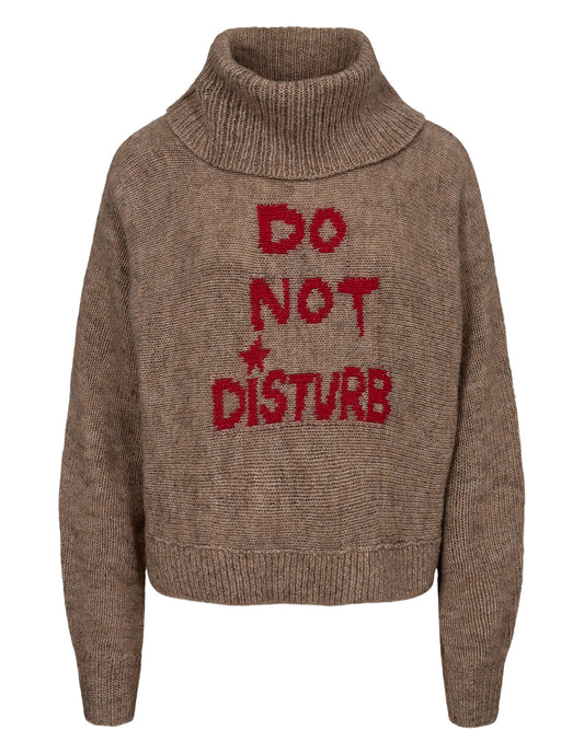 Enjoy the quirkiness of the NUuma knit from Scandi brand NUMPH in this great neutral and red colour combination. An oversized roll neck jumper with long sleeves and ribbed cuffs. The front of the knit displays the "DO NOT DISTURB" logo. An oversized fit.