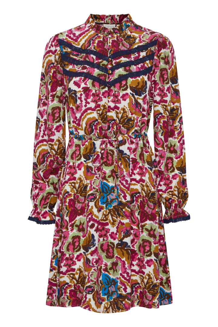 The Atelier Reve Wonder Dress just screams French chic. The beautiful print in vibrant blues and pinks blends beautifully with the pop of copper and green. This collection is all about elegance and attention to detail. This shorter length piece can be styled with thick tights and western boots or with a heel. The covered buttons start at the gently ruffled stand up collar and finish at the waist with a simple pull tie to gather and accentuate the waist.