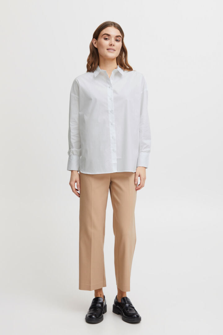 A great simple yet stylish shirt from Scandi brand Fransa in a crisp cotton mix. Slightly oversized with a small shirt style collar and button front. It has long sleeves with a simple button cuff. The fit is true to size.