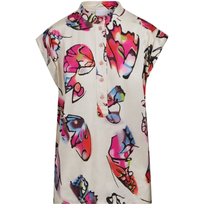 Striking summer blouse from Coster Copehagen in a fabulous butterfly print. The beautiful colour combination is exceptionally pretty. With a cap sleeve with a slight turnup it is perfect for the warmer weather.
