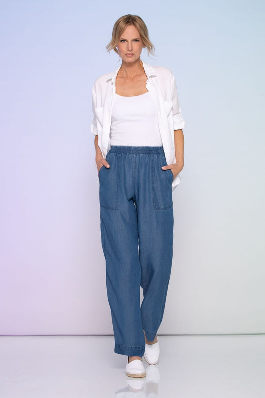 The Halon4 summer trouser from German brand Stehmann is a super floaty but casual pant. With an elasticated waist it fits tight into the back avoiding any gap. There are two patch pockets on the front and the leg is wide and loose.