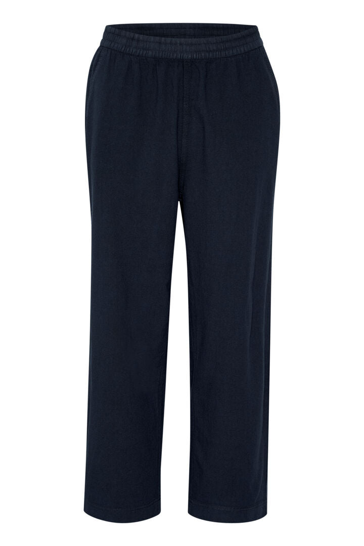 The KAnaya trousers from Scandi brand Kaffe are a casual pair of culotte pants, made in a soft and light cotton fabric. They have wide legs, and they are cut right above the ankles. The pants have a gathered and elasticated waistband, that ensures comfort all day long. They have large, hidden side pockets, which gives them a clean and simple look.