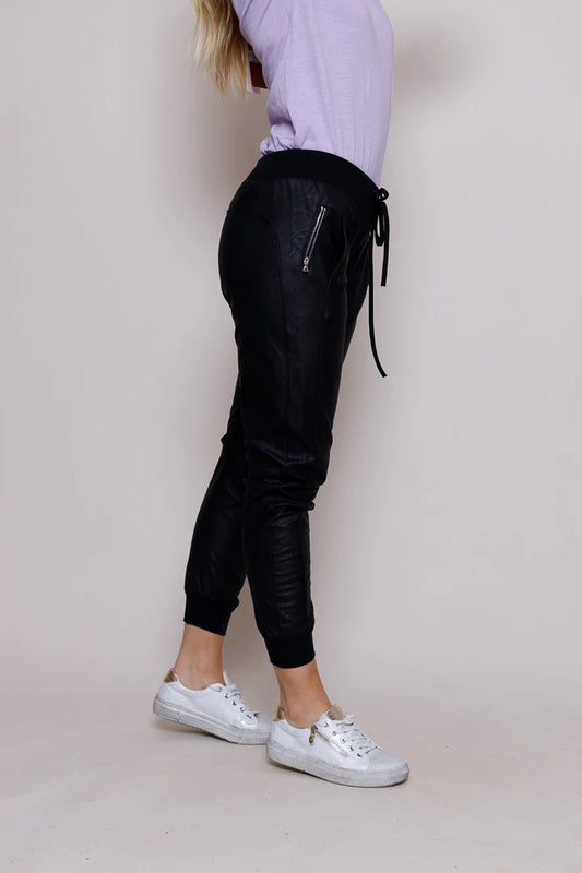 Want the best of both worlds? We’ve got the answer. It’s our bestselling Ultimate Joggers in a cotton / faux leather mix. Stylish and sustainable, these trousers have a panelled construction and a two-tone appearance also including the famous drawstring waist, side pockets and ribbed cuffs.